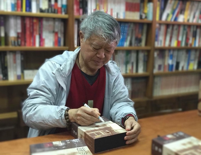 美學家蔣勳在書店設專櫃出售他的簽名本和推書